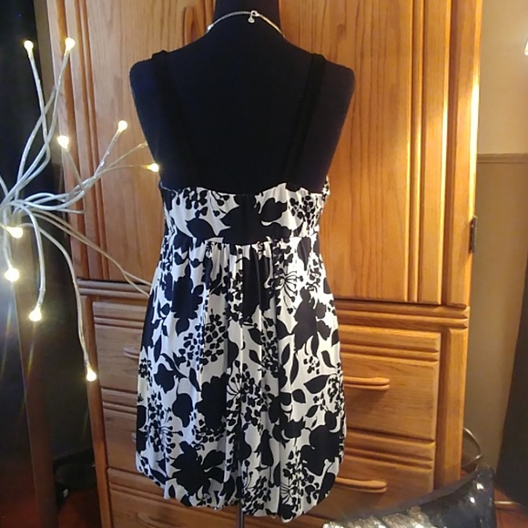 NWOT! Cute Dress! - Picture 4 of 6